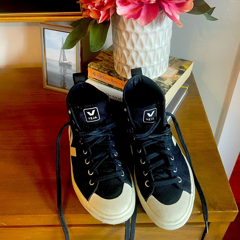 Like new high top Vejas. FREE SHIPPING.
